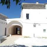 Sulla destra si staglia una masseria settecentesca privata che riprende lo stile architettonico della chiesa